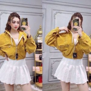 Áo khoác nhung tăm kiểu cánh dơi, nón rộng dây kéo khoen tròn.