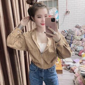 Áo khoác nhung tăm kiểu cánh dơi, nón rộng dây kéo khoen tròn.