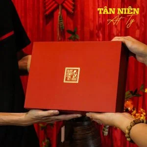[Tặng Sốt trộn gỏi và Nước tương 3in1] Hộp Quà Đậm Đà Tình Thân GỒM 1 Nước Mắm Tĩn Hiệu Tôm Biển 60N 500ml Và 1 Tĩn Cá Cơm Ruột Đỏ 250 ml không chất bảo quản