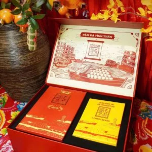[Tặng Sốt trộn gỏi và Nước tương 3in1] Hộp Quà Đậm Đà Tình Thân GỒM 1 Nước Mắm Tĩn Hiệu Tôm Biển 60N 500ml Và 1 Tĩn Cá Cơm Ruột Đỏ 250 ml không chất bảo quản