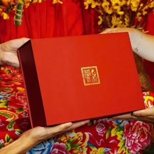 [Tặng Sốt trộn gỏi và Nước tương 3in1] Hộp Quà Đậm Đà Tình Thân GỒM 1 Nước Mắm Tĩn Hiệu Tôm Biển 60N 500ml Và 1 Tĩn Cá Cơm Ruột Đỏ 250 ml không chất bảo quản